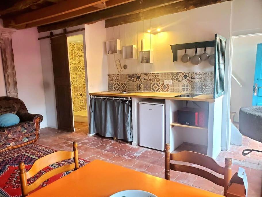 Petite Maison De Village Ygrande Exterior foto